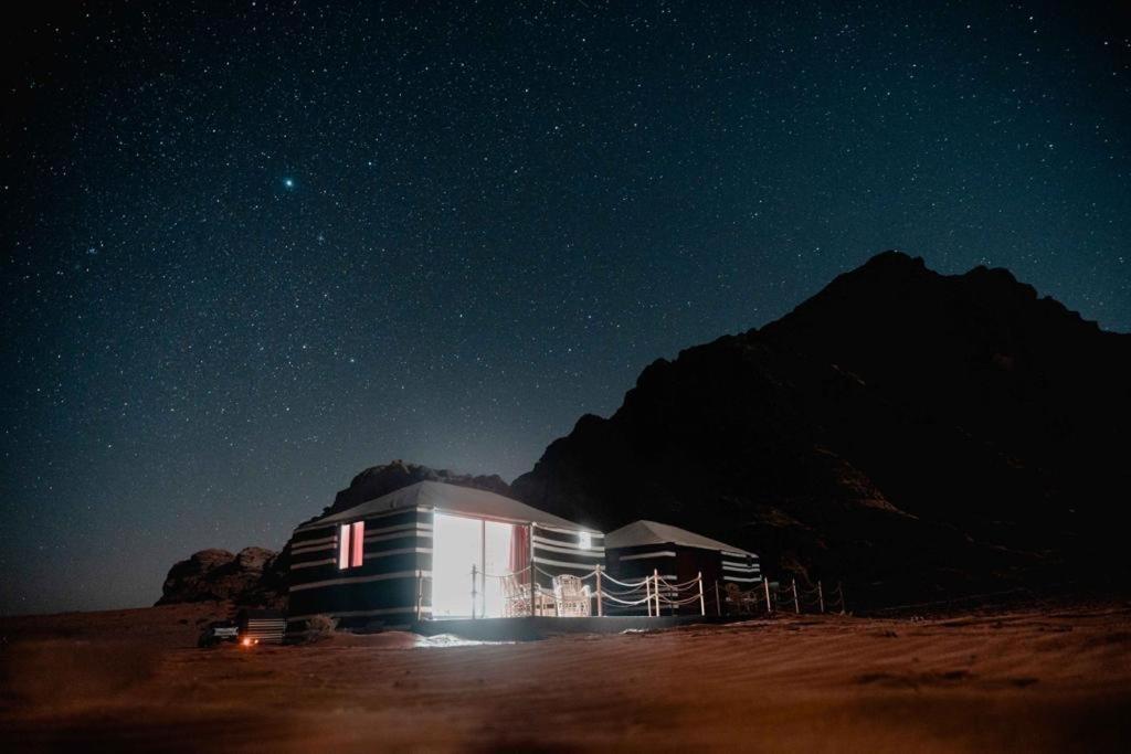 Wadi Rum Sky Tours & Camp מראה חיצוני תמונה